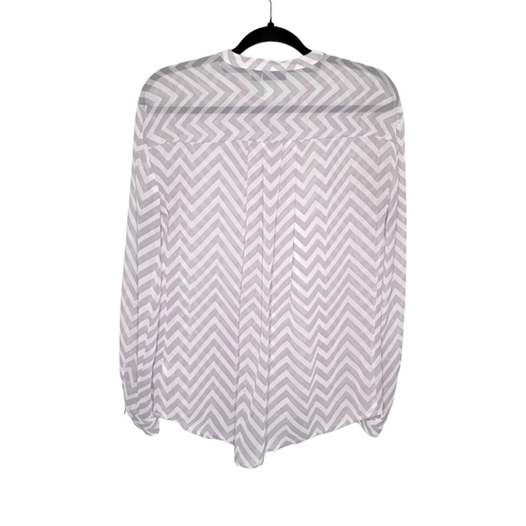 a.n.a Women's Gray & White Chevron Print Sheer Lightweight Popover Blouse Size L - Picture 6 of 10
